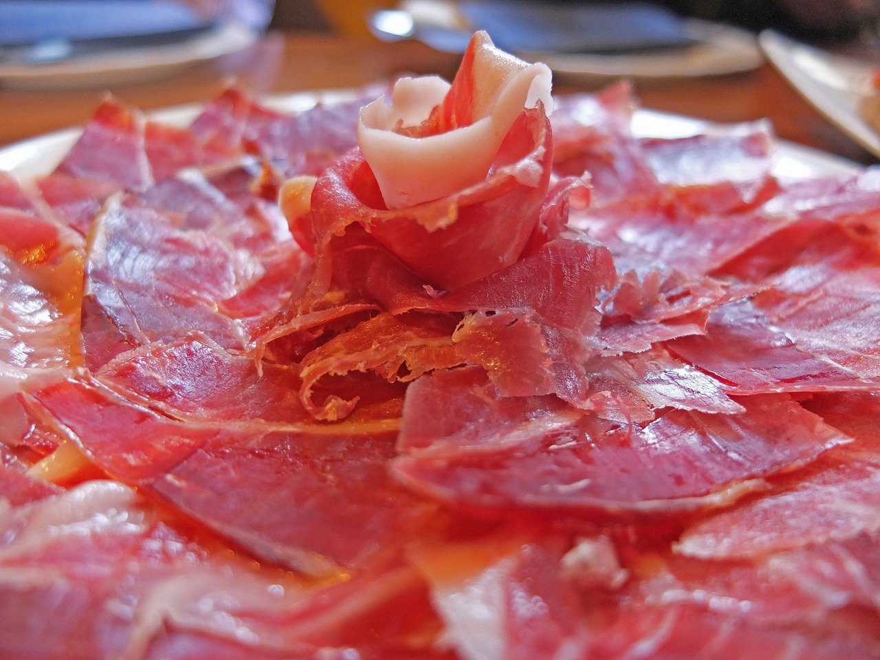 ¿Cuál es la diferencia entre prosciutto y jamón serrano? Como Cocinar y Comer
